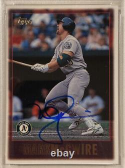 1997 Topps Mark Mcgwire Signé Carte De Baseball Autographiée #62 Psa/adn