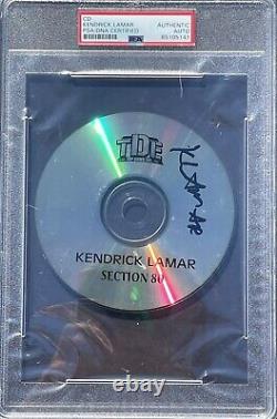 CD Section 80 de Kendrick Lamar signé et autographié, certifié PSA/DNA avec signature complète scellée.