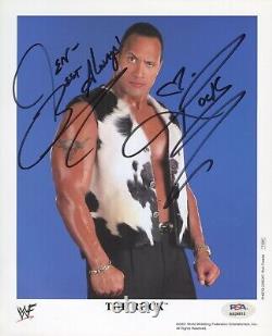 Dwayne 'The Rock' Johnson a signé une photo WWF 2001 authentifiée par PSA DNA