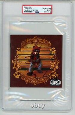 Kanye West a signé l'autographe de la couverture de son premier album The College Dropout avec certification PSA DNA.
