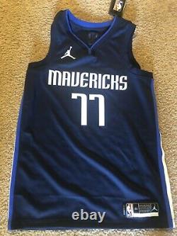 Luka Doncic #77 Signé Dallas Mavericks Authentic Basketball Jersey Psa/dna