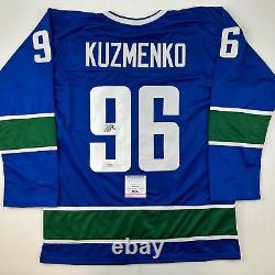 Maillot de hockey bleu de Vancouver signé/autographié par Andrei Kuzmenko avec certificat d'authenticité PSA/DNA