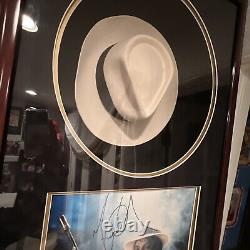 Michael Jackson a signé le chapeau Fedora encadré 11x14 avec autographe Roi de la Pop PSA/DNA LOA