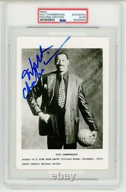 Photographie de presse signée et autographiée de Wilt Chamberlain, certifiée PSA DNA et encadrée.